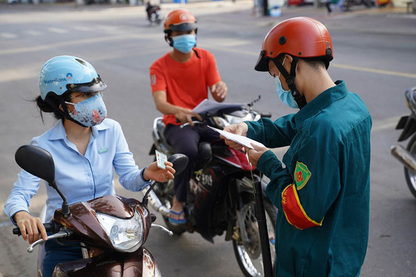 Chốt kiểm soát kiểm tra giấy tờ của người di chuyển trên đường trong thời gian giãn cách.​ (Ảnh: Vietnamnet)