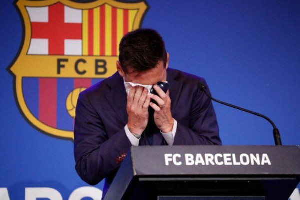 Lionel Messi bật khóc khi bị &quot;ép&quot; phải rời Barca