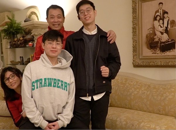  
Gia đình bốn người hạnh phúc của nghệ sĩ hài Vân Sơn. (Ảnh: Facebook nhân vật)