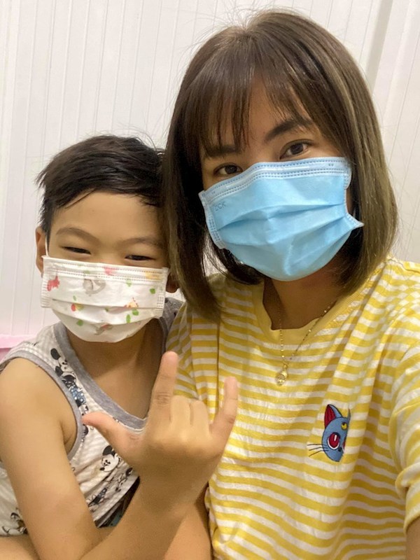  
Chị L. cùng con trai đã "đánh bại" virus sau 10 ngày điều trị ở nhà. (Ảnh: Trang tin điện tử Đảng bộ TP.HCM)