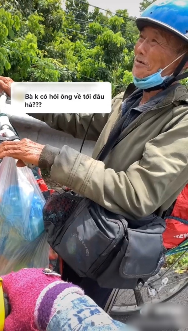 Cụ ông dắt bộ chiếc xe chở nhiều vật dụng. (Ảnh cắt từ clip)