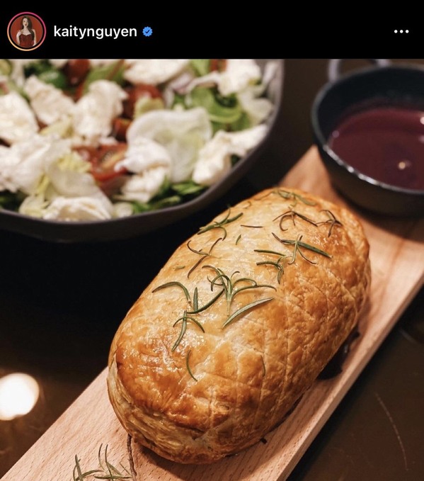 Kaity Nguyễn thực hiện món Beef Wellington ngay tại nhà. (Ảnh: Facebook nhân vật) - Tin sao Viet - Tin tuc sao Viet - Scandal sao Viet - Tin tuc cua Sao - Tin cua Sao