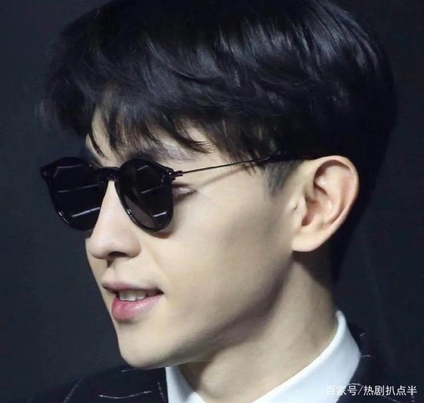  
Vì vậy, Đặng Luân mới đeo kính râm để che khuyết điểm này. (Ảnh: Weibo)