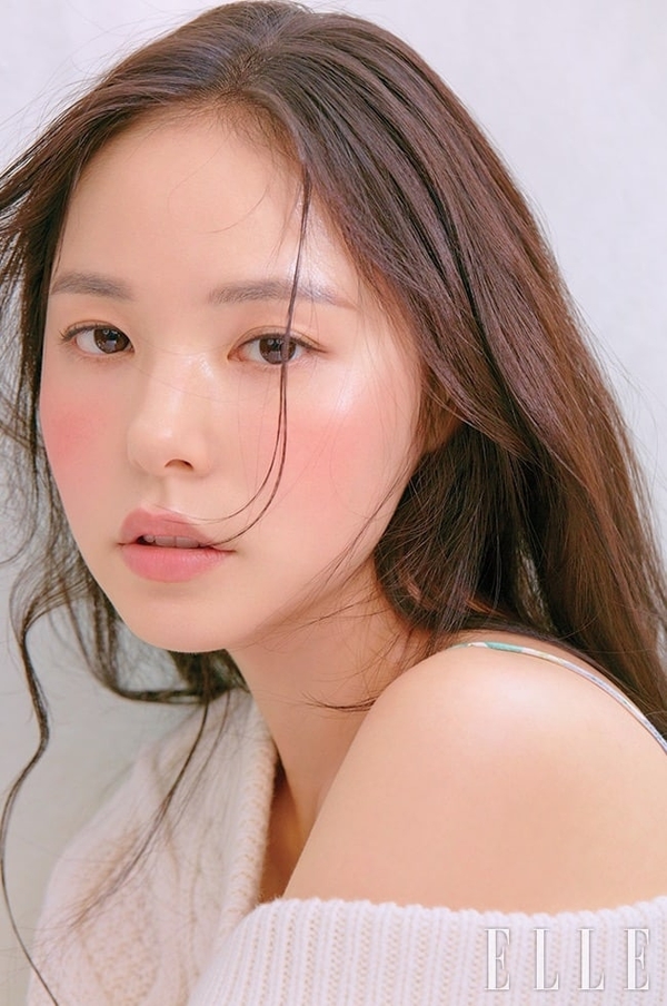  
Min Hyo Rin là minh chứng cho sự thành công của vẻ đẹp nhân tạo. (Ảnh: ELLE)