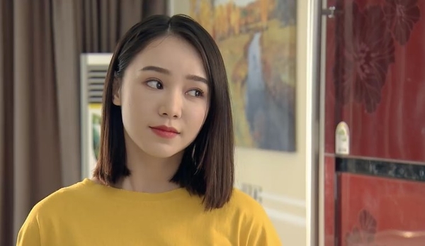  
Quỳnh Kool thủ vai “em gái mưa”, một cô gái thảo mai, luôn giả vờ ngoan hiền. (Ảnh chụp màn hình)