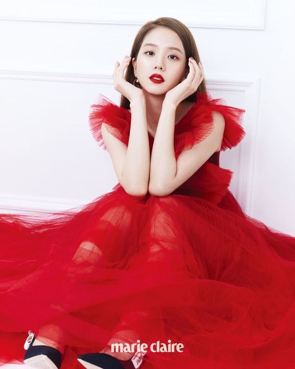 Jisoo được Vogue ca ngợi với khoảnh khắc mặc váy dự show Dior