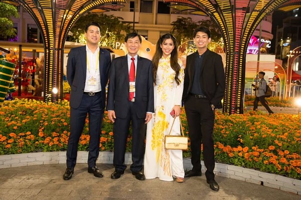             
Phillip Nguyễn (ngoài cùng bên trái) và các thành viên khác trong gia đình. (Ảnh: FBNV)