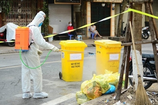  
Nhân viên y tế đang xử lý đống rác thải trong khu cách ly. (Ảnh: vnExpress)