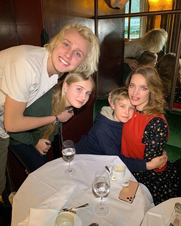  
Natalia bên cạnh 3 con với người chồng đầu tiên. (Ảnh: Instagram NV)