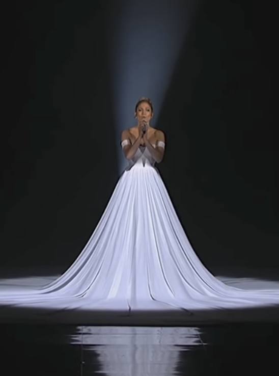 
Bộ váy khổng lồ gần 6,1m của Jennifer Lopez trên sân khấu American Idol. (Ảnh: Chụp màn hình)