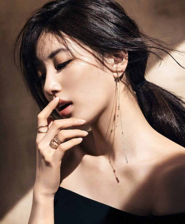  
Nàng thơ của JYP Bae Suzy cũng làm trang sức cô đeo trên người trở nên “vô hình” bởi vẻ đẹp thuần khiết của mình. (Ảnh: StyleKorea)