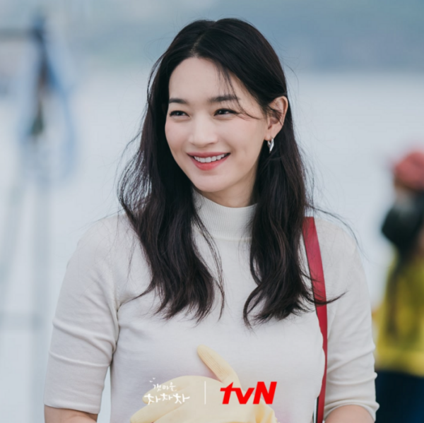 Shin Ha Ri: Hãy chiêm ngưỡng vẻ đẹp của nữ diễn viên Shin Ha Ri qua bức ảnh chụp “bên hồ” cực kì nghệ thuật và sang trọng. Không chỉ có khuôn mặt và thân hình nóng bỏng mà Shin Ha Ri còn sở hữu nụ cười duyên dáng, tươi tắn khiến người xem khó lòng rời mắt.