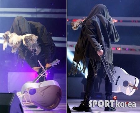 3 màn phá đạo cụ ngầu nhất Kpop: Riêng G-Dragon dám đập nát cây đàn trị giá cả chục triệu