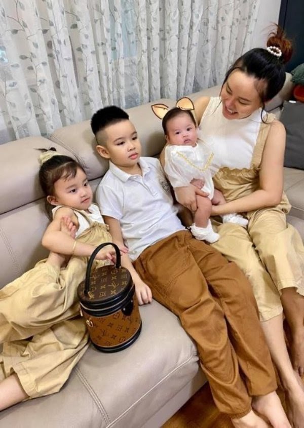  Khung ảnh hạnh phúc của Vy Oanh cùng 3 nhóc tì. (Ảnh: FBNV) - Tin sao Viet - Tin tuc sao Viet - Scandal sao Viet - Tin tuc cua Sao - Tin cua Sao