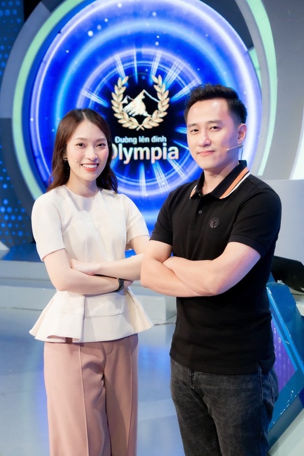  
MC Khánh Vy và BTV Ngọc Huy tại buổi ghi hình đầu tiên. (Ảnh: FB Đường lên đỉnh Olympia)