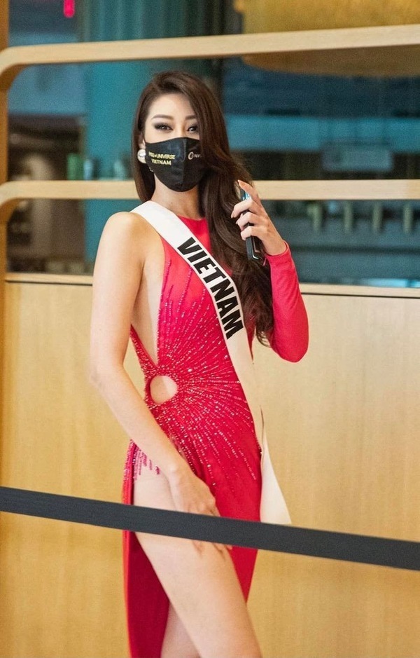  
Hoa hậu Khánh Vân trong chiếc đầm “cắt xẻ” táo bạo, netizen lúc đó đã hết lời khen ngợi Khánh Vân khi cô nàng tạo dáng tay và di chuyển một cách thông minh. (Ảnh: FBNV)