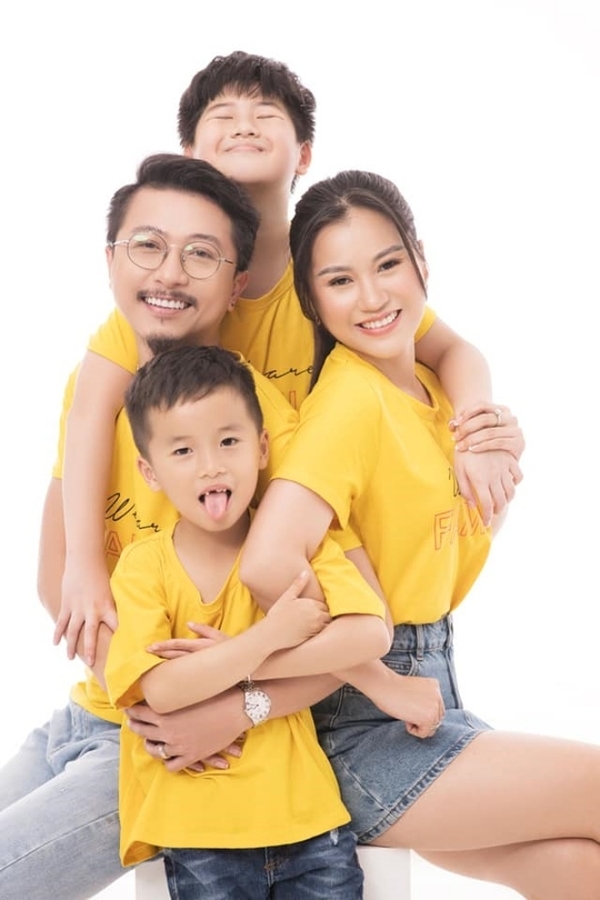  
Gia đình hạnh phúc của nữ nghệ sĩ cùng ông xã Hứa Minh Đạt. (Ảnh: FBNV)