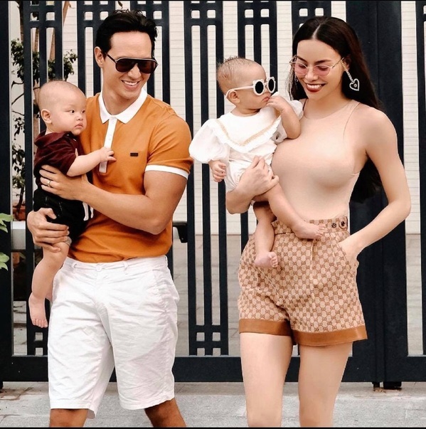  
Trong bức ảnh gia đình với Kim Lý và cặp sinh đôi Lisa - Leon, Hồ Ngọc Hà diện chiếc áo ba lỗ màu da khoe trọn vòng 1. Nếu nhìn lướt qua chiếc áo như “tệp” vào da. (Ảnh: FBNV)