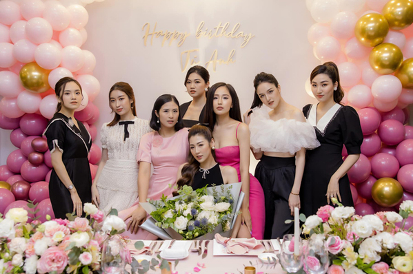  
Dàn Hoa hậu đình đám của showbiz Việt trong một khung hình. (Ảnh: FBNV)