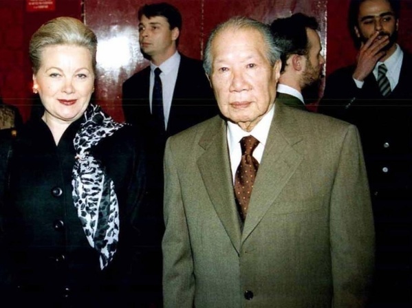  
Bà Monique Baudot cùng chồng tại Paris. Ảnh chụp năm 1996. (Ảnh: Alchetron)