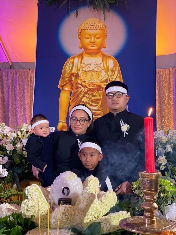  
Wendy cùng chồng và 2 con trai nhỏ trong tang lễ của mẹ ở Mỹ. (Ảnh: FBNV) - Tin sao Viet - Tin tuc sao Viet - Scandal sao Viet - Tin tuc cua Sao - Tin cua Sao