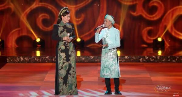  Hồ Văn Cường từng được cùng mẹ biểu diễn trên sân khấu Thúy Nga. (Ảnh: Chụp màn hình) - Tin sao Viet - Tin tuc sao Viet - Scandal sao Viet - Tin tuc cua Sao - Tin cua Sao