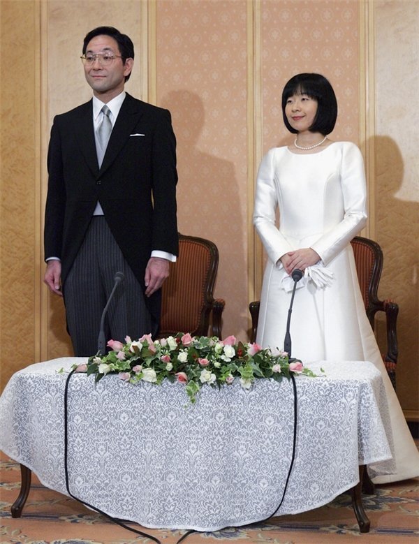  
Sayako thành đôi với một viên chức nhà nước bình thường. (Ảnh: Japan Yahoo)