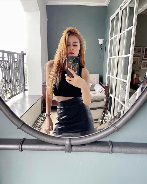    Mái tóc sáng màu mới vừa được Hoàng Thùy Linh chia sẻ trên trang cá nhân. (Ảnh: IGNV)