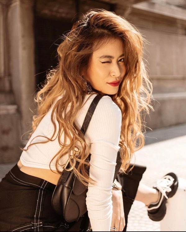    Phần chân tóc nhuộm nâu và sáng dần về phần đuôi tóc khiến cô nàng thêm phần sang chảnh. (Ảnh: IGNV)