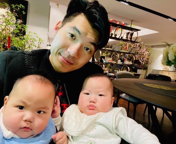  
Trương Nam Thành cùng hai con trai “trộm vía" cực kỳ bụ bẫm. (Ảnh: FBNV)