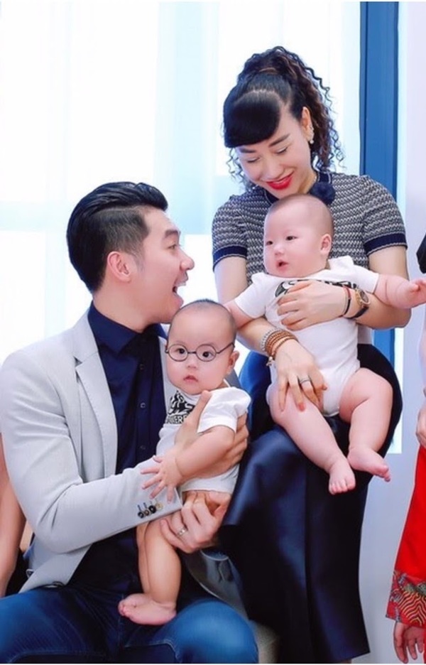  
Gia đình của Trương Nam Thành và Thu Huyền hạnh phúc với cặp song sinh Tin - Sóc. (Ảnh: FBNV)
