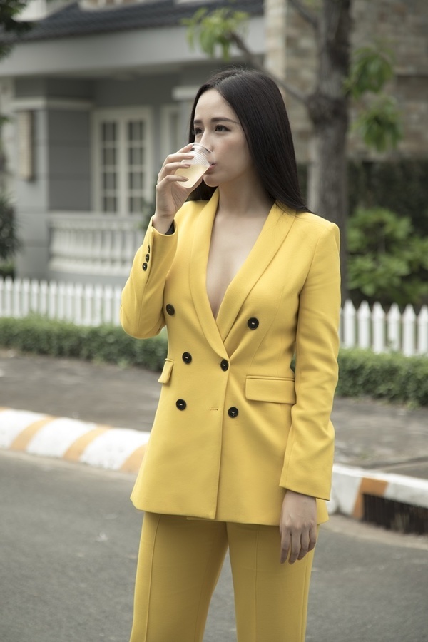  
Hoa hậu Mai Phương Thuý cực hút trong nguyên cây vest vàng và cũng mặc theo concept "no bra". (Ảnh: FBNV)