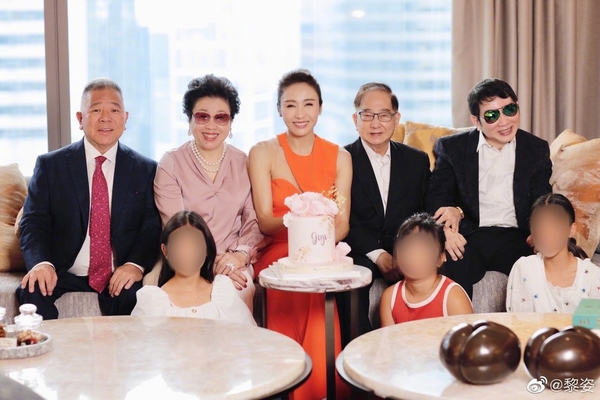  
Gia đình hạnh phúc của Lê Tư (Từ trái sang: chồng, mẹ, Lê Tư, cha, em trai). (Ảnh: Weibo)