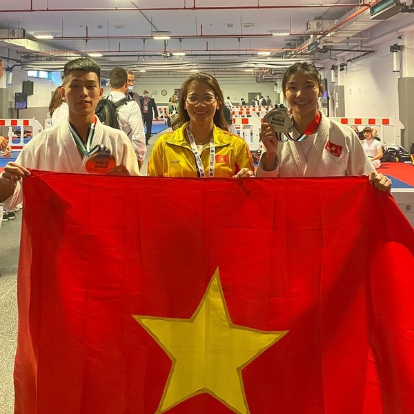 
Trịnh Kế Dương, HLV Nguyễn Thị Hằng và Đặng Thị Huyền tự hào vì thành tích đạt được tại Vô địch Thế giới Jiu-Jitsu 2021 (Ảnh: IJJF)