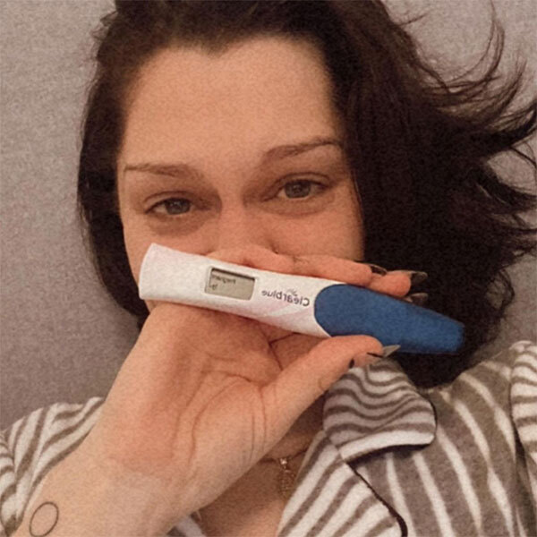  
Jessie J đăng hình ảnh cầm que thử thai khi thông báo tin buồn. (Ảnh: IGNV)