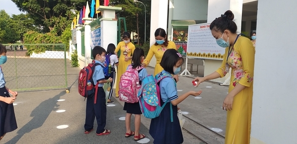 Hướng dẫn học sinh rửa tay khử khuẩn ngay cổng trường - Báo Công an Nhân  dân điện tử