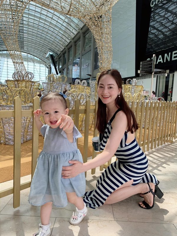  
Tiểu công chúa Lina Linh Duffy được mẹ Lan Phương dẫn đi chơi dịp Noel. (Ảnh: FBNV)
