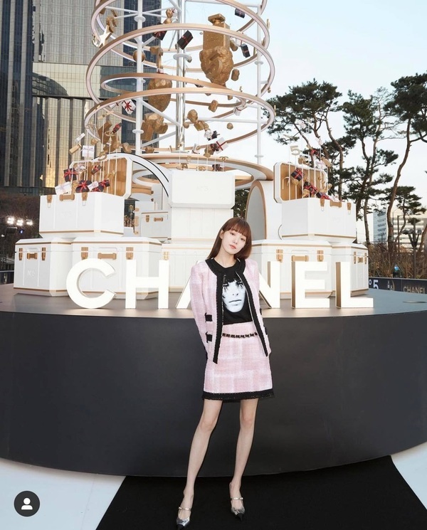  
Kim Bok Joo với đôi chân nuột nà chuẩn model trong thiết kế đến từ nhà mốt Chanel. (Ảnh: Instagram heybiblee)