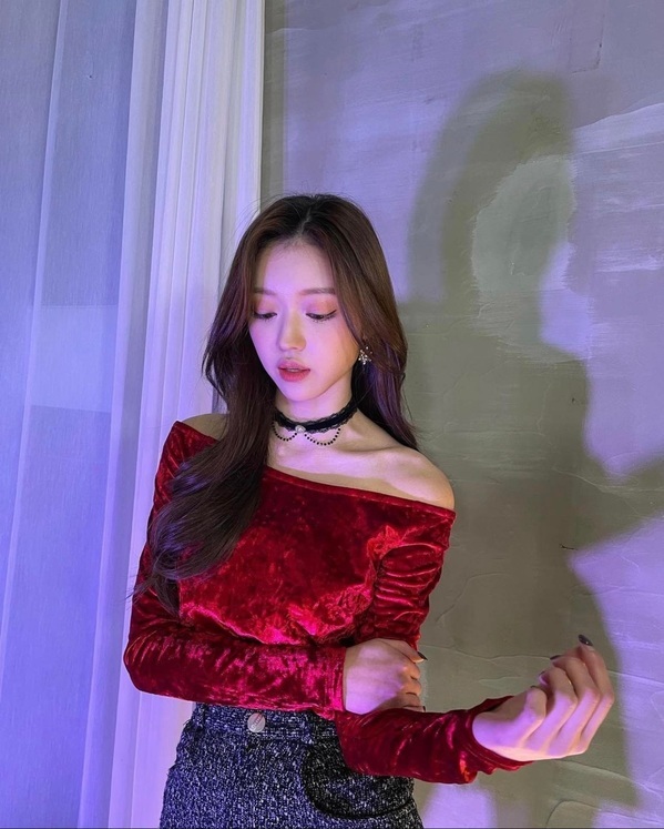  
YooA lại khiến khán giả bỏng mắt với chiếc áo nhung đỏ trễ vai để lộ làn da mịn màng ngây người của cô nàng. (Ảnh: Instagram yoo_sha)