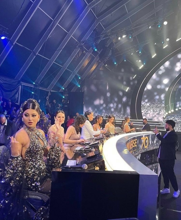  
Bức ảnh chụp vội của dàn giám khảo Miss Universe 2021. (Ảnh: FB Marian Rivera)