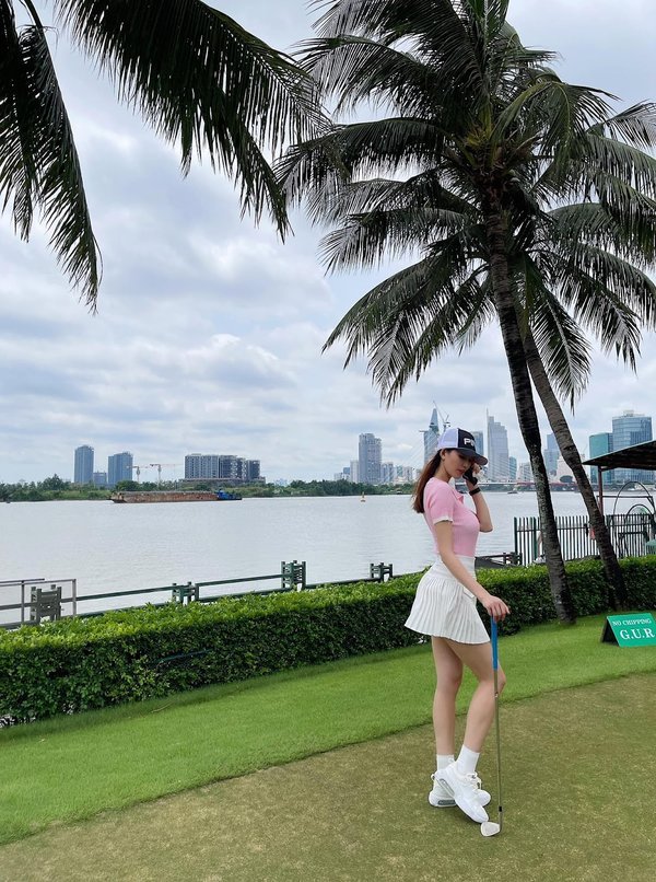  
Bạn gái cũ Tiến Vũ mặc "cả cây" trắng đi đánh golf. (Ảnh: FB Khánh My)