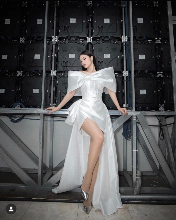  
Chiếc đầm khoe trọn vóc dáng "xịn sò" của Đông Nhi, cô khéo phối cùng đầm cao gót ánh bạc để tăng phần lộng lẫy. (Ảnh: Instagram singerdongnhi)