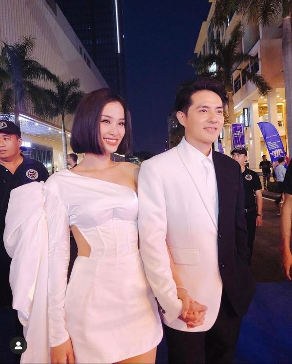  
Style thời trang trắng - đen đi sự kiện quen thuộc của cặp đôi trai tài gái sắc nhất nhì showbiz Việt. (Ảnh: Instagram singerdongnhi)