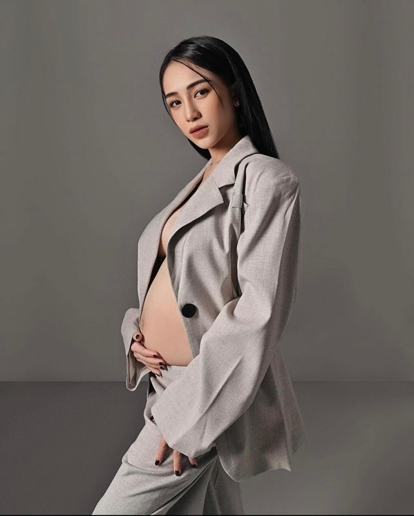 
Ở tuổi 23, Joyce Phạm sắp thành bà mẹ 2 con.