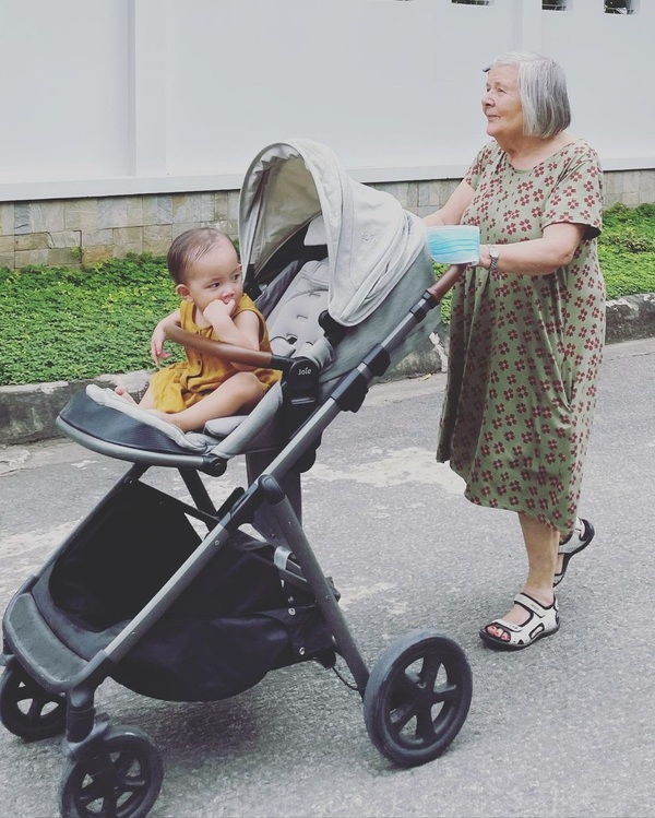  
Hình ảnh dạo chơi cùng ông bà của hai nhóc tì nhà Hồ Ngọc Hà thu hút sự chú ý của khán giả. (Ảnh: Instagram @henrylisaleon)