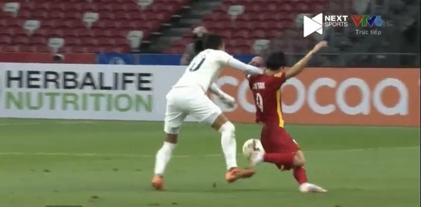      
Pha phạm lỗi rõ ràng của thủ môn Thái Lan với Văn Toàn. (Ảnh chụp màn hình: Video Next Sport)
