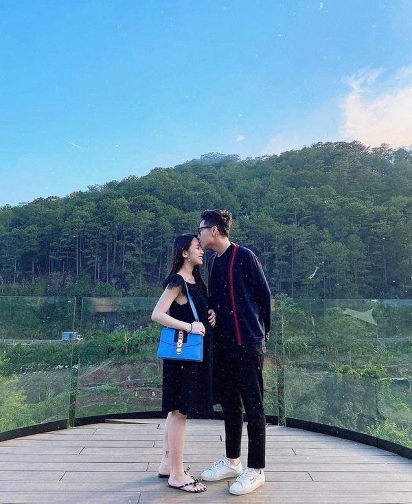  
Trong chuyến đi nghỉ dưỡng tại Hồ Tuyền Lâm cặp đôi chọn outfit tông đen cực sang trọng. 