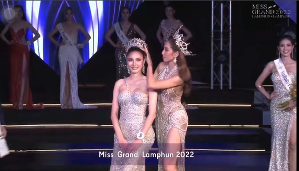  
Nguyễn Thúc Thùy Tiên trao vương miện cho Miss Grand LamPhun 2022. (Ảnh: Chụp màn hình từ Miss Grand 2022 LamPhun - LamPang)