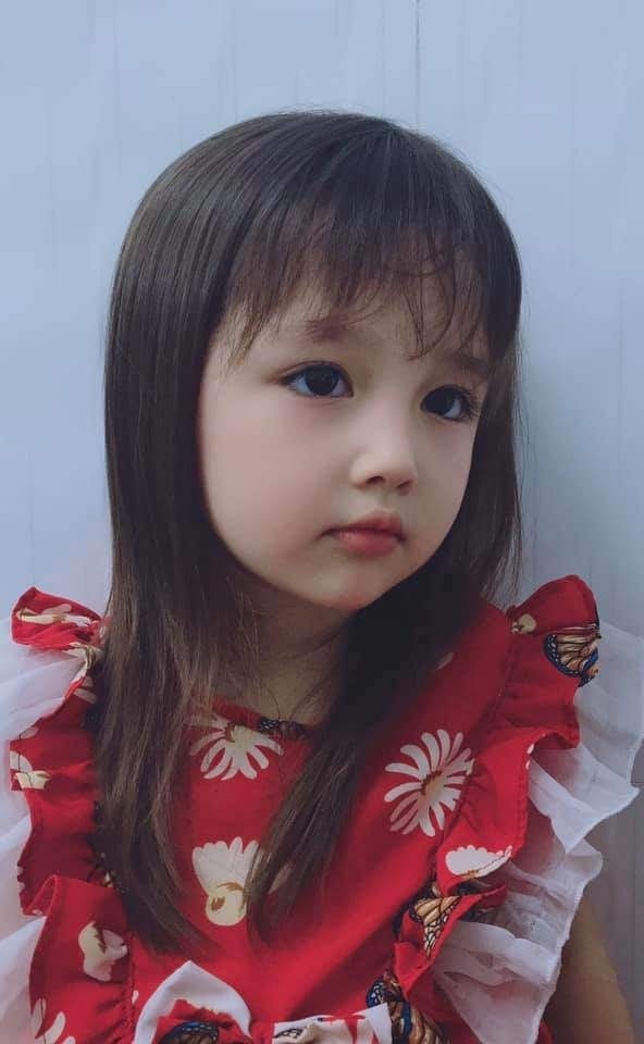  
Ngay cả khi diện các bộ cánh rất "Việt Nam", cô bé 5 tuổi cũng toát lên vẻ lai Tây xinh đẹp. (Ảnh: FB Hải Yến)
