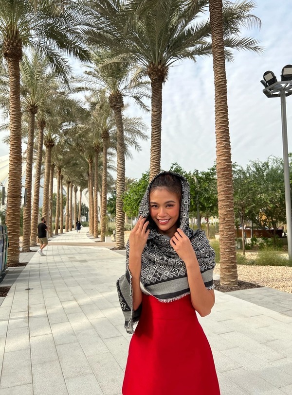  
Á Hậu Mâu Thủy diện đầm đỏ khoe nhan sắc rực rỡ ở Dubai. (Ảnh: FB Mâu Thủy)